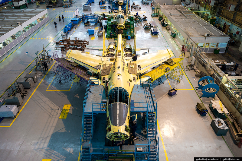 Illustration for article titled These Riveting Photos Show How Russia's Su-34 Fullback Fighter-Bombers Get Built